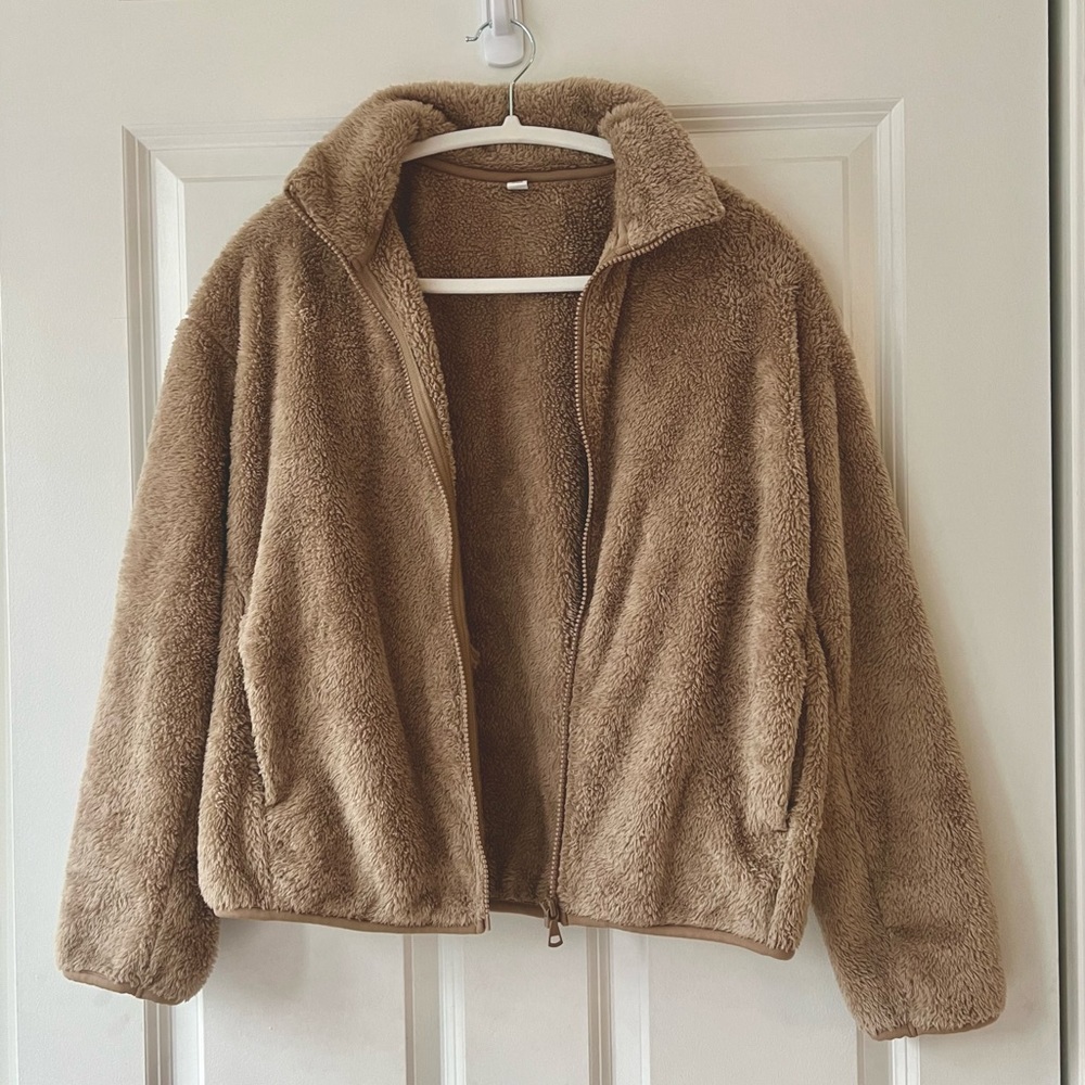 Uniqlo Fluffy Fleece Women’s Jacket in Beige